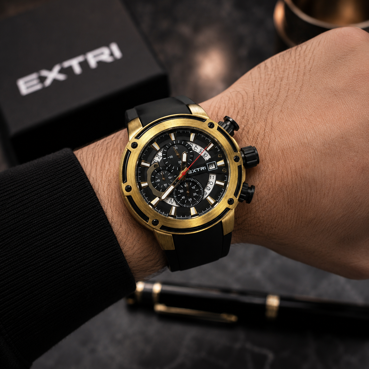EXTRI Men's Luxury Quartz Watch – Gold Case, Black Silicone Band | ساعة EXTRI رجالية كوارتز فاخرة بإطار ذهبي وسوار سيليكون أسود
